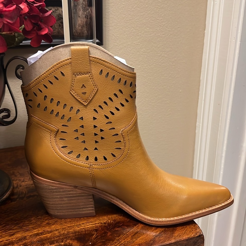 Marc Fisher LTD Elyma Leather Bootie in Medium Natural, Size 7M, NIB - Picture 6 of 17